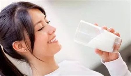 喝牛奶能丰胸吗